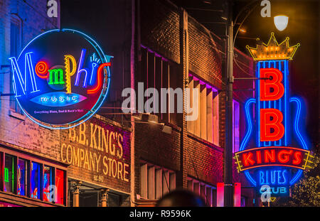 Luci al neon si illuminano di Beale Street, Sett. 5, 2015, a Memphis, Tennessee. La street dispone di 1.8 miglia di ristoranti, nightclub e bar blues. Foto Stock