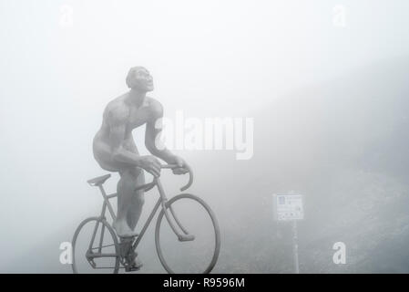 Statua per il Tour de France ciclista Octave Lapize al Col du Tourmalet nella fitta nebbia nei Pirenei, Francia Foto Stock