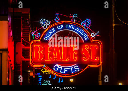 Luci al neon si illuminano di Beale Street, Sett. 5, 2015, a Memphis, Tennessee. La street dispone di 1.8 miglia di ristoranti, nightclub e bar blues. Foto Stock