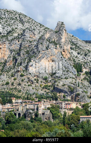 Il villaggio Moustiers-Sainte-Marie nelle Alpes-de-Haute-Provence, Provence-Alpes-Côte d'Azur, Provenza, Francia Foto Stock
