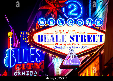 Luci al neon si illuminano di Beale Street, Sett. 5, 2015, a Memphis, Tennessee. La street dispone di 1.8 miglia di ristoranti, nightclub e bar blues. Foto Stock