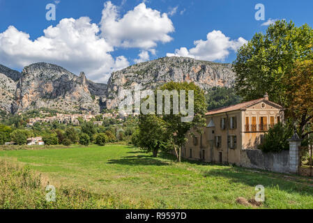 Vecchia casa e il villaggio Moustiers-Sainte-Marie nelle Alpes-de-Haute-Provence, Provence-Alpes-Côte d'Azur, Provenza, Francia Foto Stock