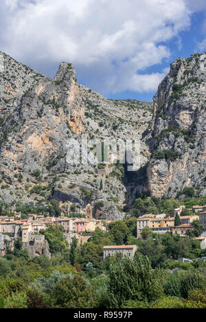 Il villaggio Moustiers-Sainte-Marie nelle Alpes-de-Haute-Provence, Provence-Alpes-Côte d'Azur, Provenza, Francia Foto Stock