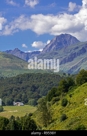 Azienda agricola e la montagna del Pic du Midi de Bigorre nei Pirenei francesi, Hautes-Pyrénées, Francia Foto Stock