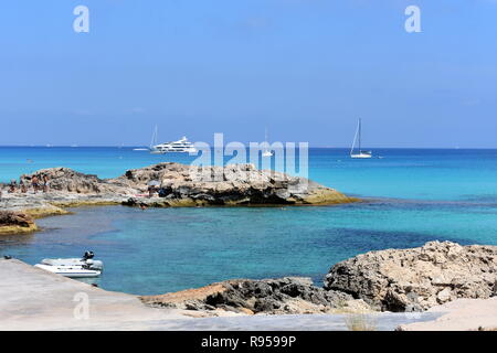 Vista sul mare da Es Calo porto naturale, Es Calo, Formentera, isole Baleari, Spagna Foto Stock