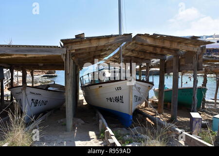 Di pescatori di capanne, Es Calo Harbour, Formentera, isole Baleari, Spagna Foto Stock