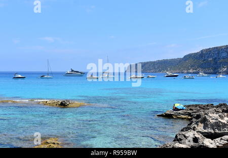 Barche in anchor off Es Calo, Formentera, isole Baleari, Spagna Foto Stock