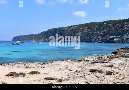 Barche in anchor off Es Calo, Formentera, isole Baleari, Spagna Foto Stock