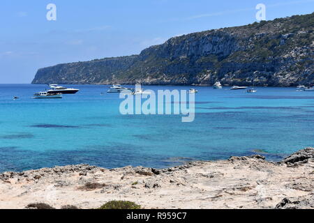 Barche in anchor off Es Calo, Formentera, isole Baleari, Spagna Foto Stock