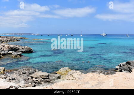 Barche in anchor off Es Calo, Formentera, isole Baleari, Spagna Foto Stock