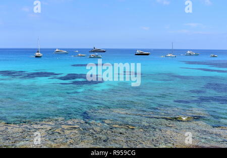 Barche in anchor off Es Calo, Formentera, isole Baleari, Spagna Foto Stock