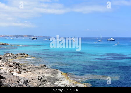 Imbarcazioni al tassello di Es Calo, Formentera, isole Baleari, Spagna Foto Stock