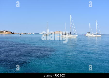 Yacht ancorati in Cala Conta, Ibiza, Spagna Foto Stock