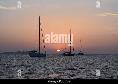 Baia di San Antonio Sunset, Ibiza, Spagna Foto Stock