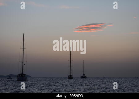 Nuvola rosa al tramonto, baia di San Antonio, Ibiza Foto Stock