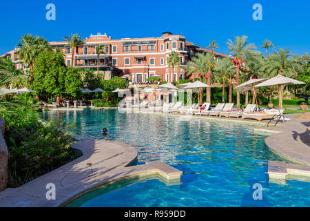 Old Cataract Hotel è uno storico coloniale Britannica era a 5 stelle resort di lusso hotel situato sulle rive del fiume Nilo in Aswan, Egitto Foto Stock