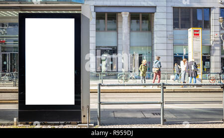 Tabellone vuoto per annuncio pubblico presso la fermata del bus. Spazio per il testo sul banner lightbox. Persone e sullo sfondo della città. Foto Stock