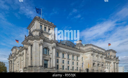 Il palazzo del Reichstag a Berlino, Germania. In vista della casa signorile, nuvole viaggiare sul cielo dello sfondo. Foto Stock