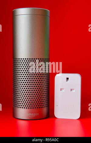 Amazon eco e Smart Plug su uno sfondo rosso Foto Stock
