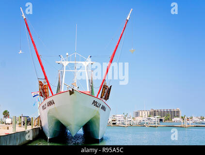 Polly Anna si trova ormeggiata in porto Aransas Municipal Boat Harbour, Agosto 23, 2018 in Port Aransas, Texas. Foto Stock