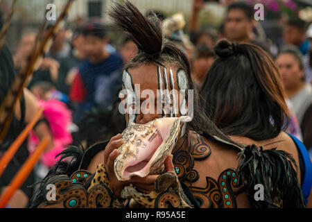 Un uomo soffiando una conchiglia presso la Basilica di Nostra Signora di Guadalupe a Città del Messico Foto Stock