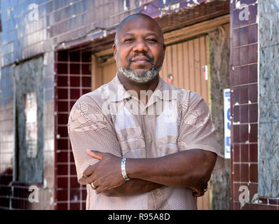 Hilton Kelley sta di fronte ad un edificio abbandonato nel centro di Port Arthur, Texas, il 20 marzo 2011. Foto Stock