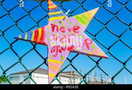 Un "non arrenderti mai" segno si blocca su una gratitudine recinzione al Texas Maritime Museum per l anniversario dell'Uragano Harvey in Rockport, Texas. Foto Stock
