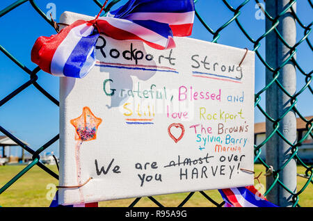 Un "Rockport Strong" segno si blocca su una gratitudine recinzione al Texas Maritime Museum per l anniversario dell'Uragano Harvey in Rockport, Texas. Foto Stock