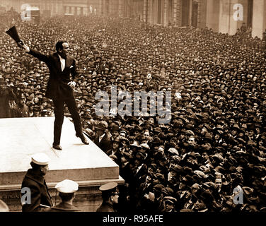 Douglas Fairbanks, star di cinema, parlando di fronte all'edificio Sub-Treasury, New York City, all'aiuto il terzo prestito Liberty. Aprile 1918. Foto Stock