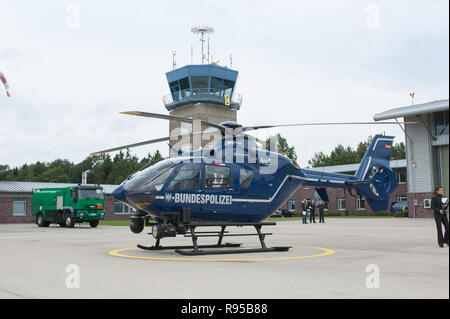 25.09.2012, Bad Bramstedt, Schleswig-Holstein, Germania - Flugplatz der Bundespolizei in Fuhlendorf bei Bad Bramstedt. Polizeihelikopter Eurocopter EC Foto Stock
