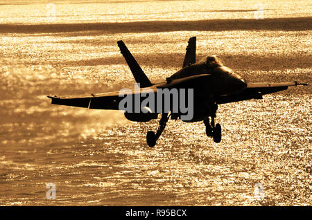 Un F/A 18C Hornet si prepara a terra sul ponte di volo dell'Nimitz-class portaerei USS John C. Stennis (CVN 74). Stati Uniti Foto di Marina di Massa Specialista comunicazione marinaio Adam Henderson Foto Stock