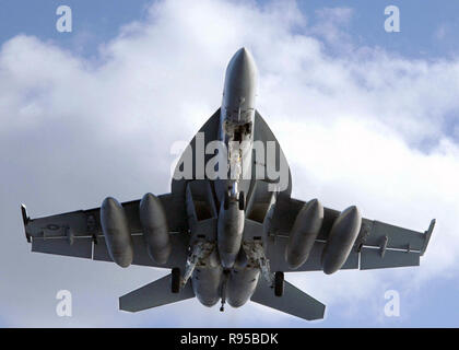 Un US Navy (USN) F/A-18F Super Hornet aeromobili, Strike Fighter Squadron 2 (VFA-2), i cacciatori di taglie, Naval Air Station (NAS) Oceana, Virginia (VA), mosche sovraccarico con ingranaggio e lembi verso il basso per un atterraggio a bordo della classe Nimitz portaerei USS ABRAHAM LINCOLN (CVN 72). US Navy foto di PHAN GEOFFREY LEWIS Foto Stock