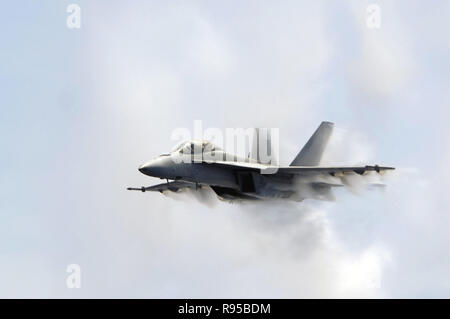 Un F/A-18F Super Hornet aeromobile punzoni attraverso una nube di vapore di acqua mentre rompendo la barriera del suono durante un'aria di dimostrazione di potenza oltre la USS Kitty Hawk (CV 63) mentre in mare su agosto 23, 2007. DoD foto di Sottufficiali di terza classe Jimmy C. Pan, U.S. Navy. Foto Stock