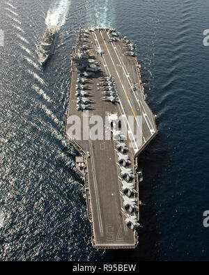 Il sito ufficiale della Royal Navy frigate HMAS Ballarat arriva lungo il lato della Nimitz-class portaerei USS Ronald Reagan (CVN 76), in preparazione per un rifornimento di carburante in mare evoluzione. Stati Uniti Navy foto dal fotografo compagno del 3° di classe Aaron onere Foto Stock