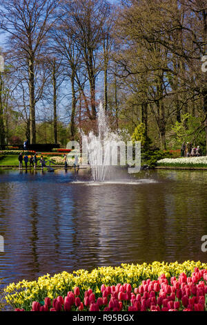 Lisse, Paesi Bassi - 18 Aprile 2016: le persone e il lago nel parco di fiori Keukenhof Foto Stock