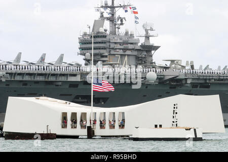 I marinai a bordo della USS John C. Stennis (CVN 74) rendere onore a USS Arizona Memorial come essi arrivano nel porto di perla, Hawaii. DoD foto di Sottufficiali di prima classe William R. Goodwin, U.S. Navy. Foto Stock