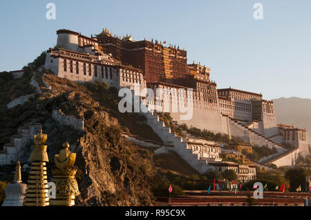Palazzo del Potala a sunrise, Lhasa, in Tibet, in Cina, la sede del Dalai Lama teocratico del governo prima dell'invasione cinese Foto Stock