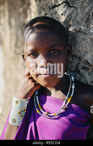 Ragazza Maasai in Tanzania Foto Stock