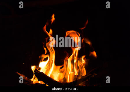 Il falò, fiamme di fuoco su sfondo nero - Foto Stock