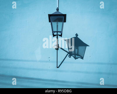 Strada coloniale lampada ombra di colata su una parete blu in Trinidad, Cuba Foto Stock