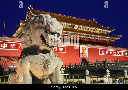 Lion custode di pietra di fronte a Piazza Tiananmen, Pechino Foto Stock