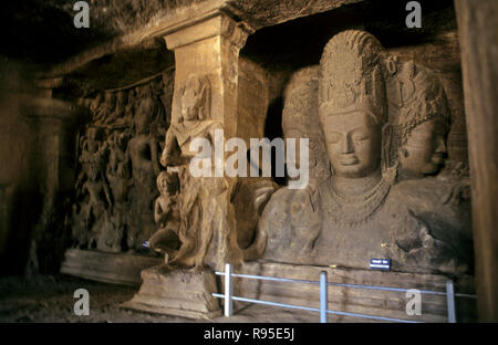 Tre intitolata Dio Shiva statua, Elephanta Caves, Mumbai Bombay, Maharashtra, India Foto Stock