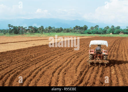 Trattori aratura campi di aratura India Asia Foto Stock