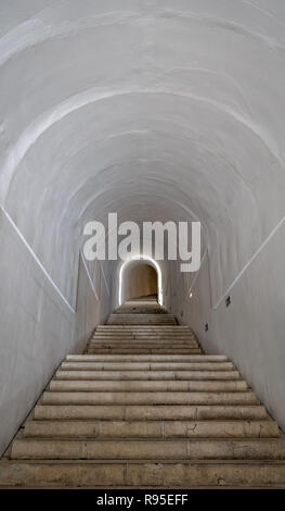 Lungo tunnel che conduce al mausoleo di Njegos sulla cima del monte Lovcen nel Parco nazionale di Lovcen, Montenegro Foto Stock