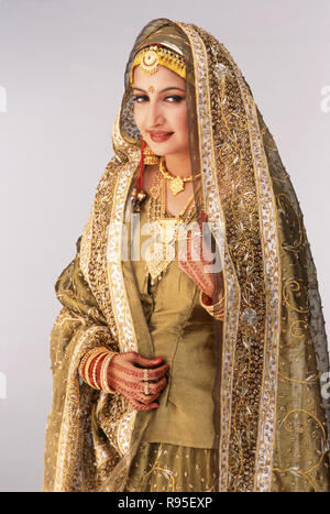 Sposa del Kashmir in abito da sposa, Kashmir India Foto Stock