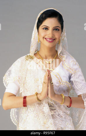 Indian Parsi Bride con le mani piegate saluti namaste benvenuto hello India - MR Foto Stock