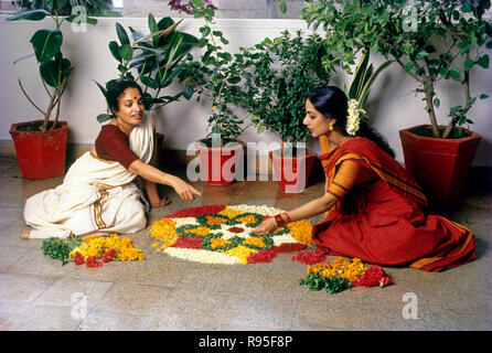 Pookalam, Onam Festival, donne che fanno fiori rangoli, Kerala, India, Asia Foto Stock