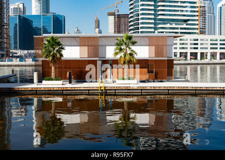 Nuove ville galleggianti sul torrente in Business Bay in Dubai Emirati Arabi Uniti Foto Stock