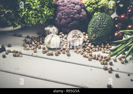 Inverno vegetariano vegano cibo gli ingredienti della cucina,bianco sullo sfondo di legno, vista dall'alto, con diverse verdure e fagioli Foto Stock