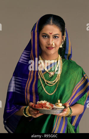 Sposa Maharashtrian holding Pooja Thali, India - signor# Foto Stock